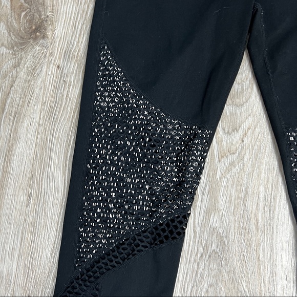 Fabletics Black Workout Capris Size Large - Picture 7 of 8